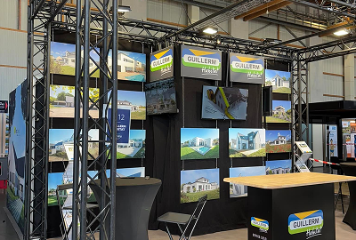 un salon avec le stand de Guillerm Habitat